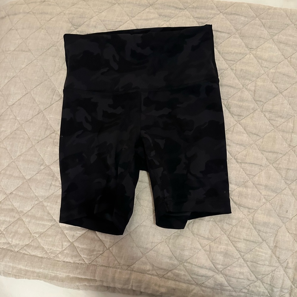 Lululemon bike shorts black camo size 6